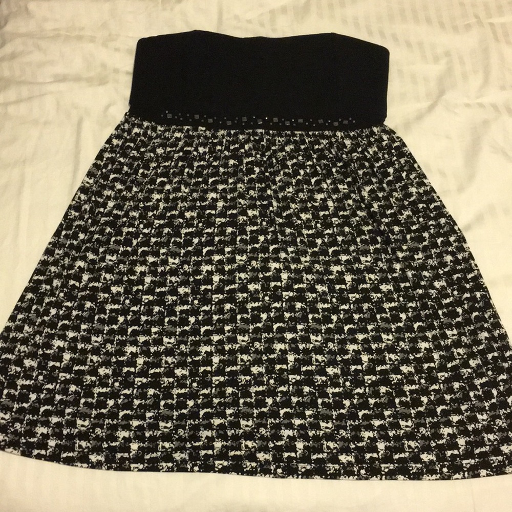 Short black and White dress